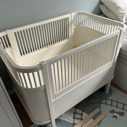 Sebra seng - baby / junior - inkl madrass og kantbeskytter