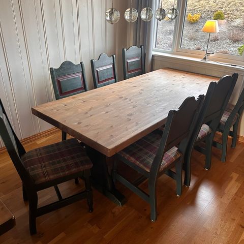 Kjøkkenbord og 7 stoler