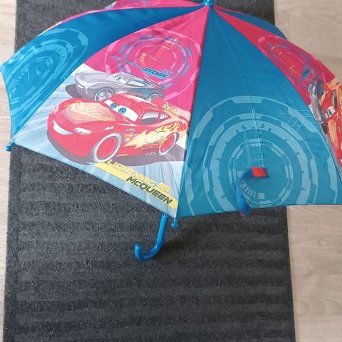 Gutt leker ny paraply og krus Spiderman
