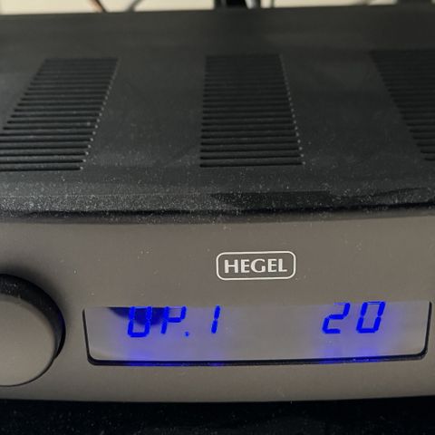 Hegel H80 forsterker med DAC og RC8 fjernkontroll i strøken stand