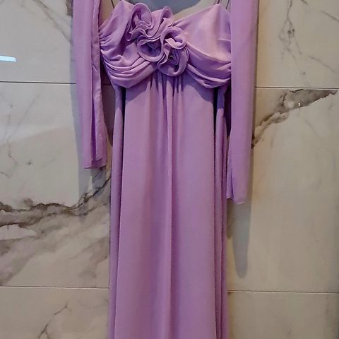 Lavendelfarget lang kjole med sjal.