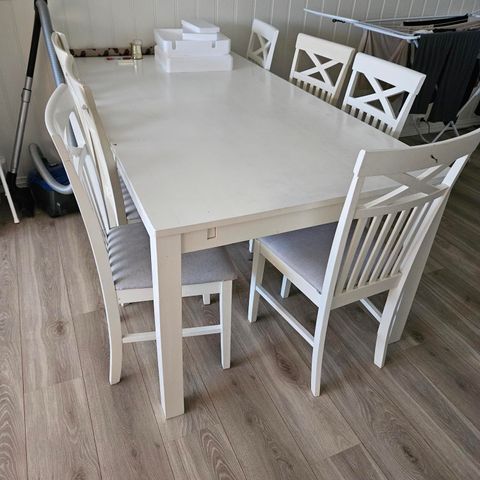Spisebord med 10 stoler