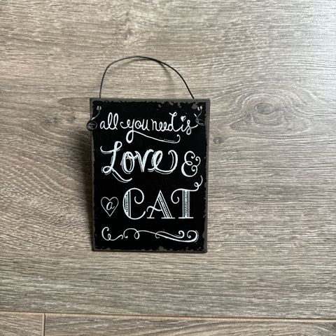 Dekorskilt «All you need is love & a cat»