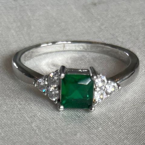 Vakker ring med grøn sten