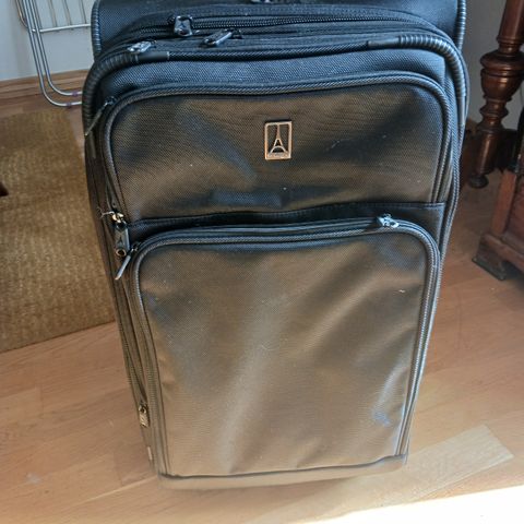 Koffert med 6 lommer selges rimelig mot henting på Røa, Oslo