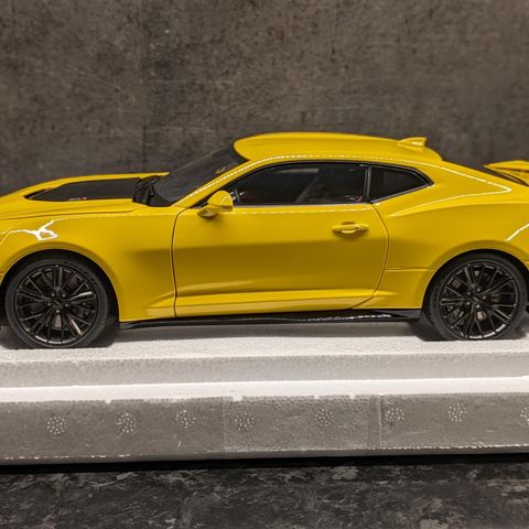 AUTOart - Chevrolet Camaro ZL1 - 2017 modell - (Bright Yellow) - skala 1:18