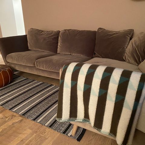 Stella sofa med cozyhjørne (kan tilby transport)
