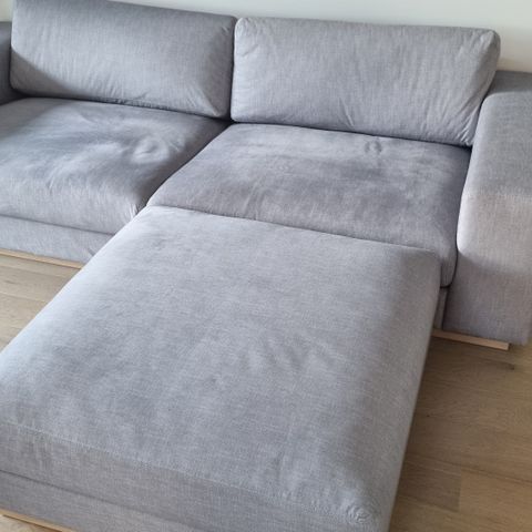 Bolia Sepia sofa og 90x90 puff med oppbevaring