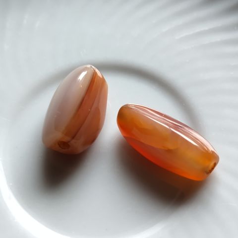 2 solide perler i onyx marmor