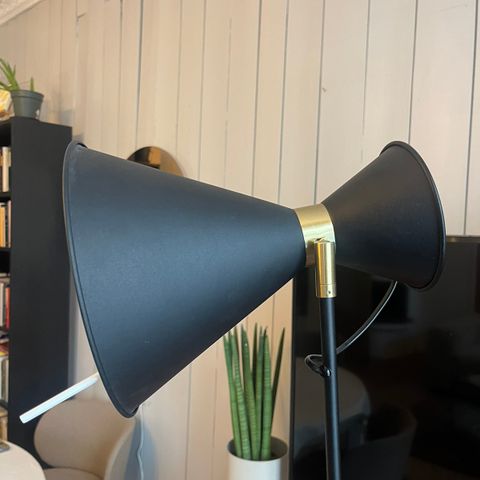 Gulvlampe med gulldetaljer