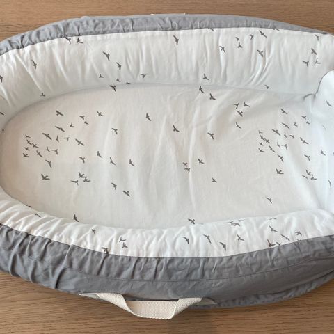 Voksi babynest premium lys grå (grey cream)