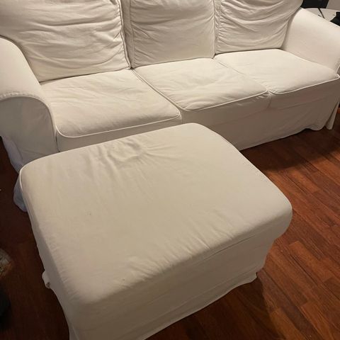 Ektorp hvit 3-seter sofa og puff med oppbevaring