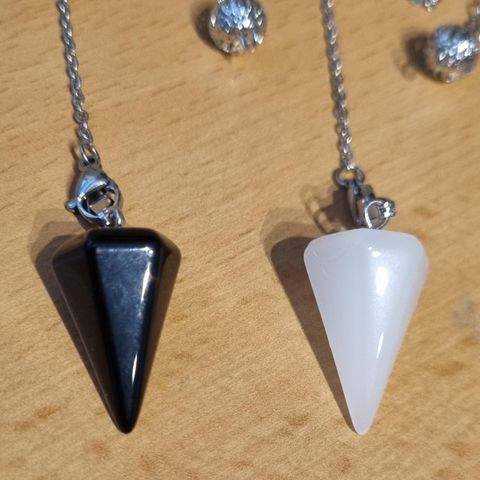 Pendler av obsidian og white crystal.