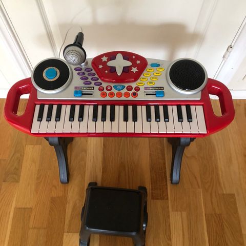 Piano med benken / musikk til salgs!