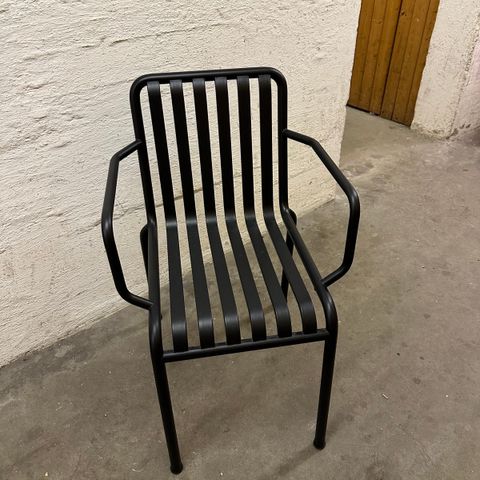 En sort stol fra Hay - Palissade