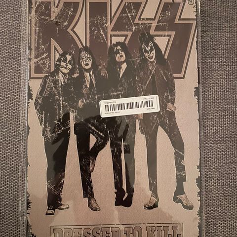 Kiss Metall Skilt Dressed to kill