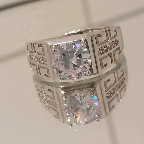 Ring av sølv  og Moissanite(se beskrivelse under).