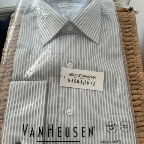 Helt ny Van Heusen skjorte str M