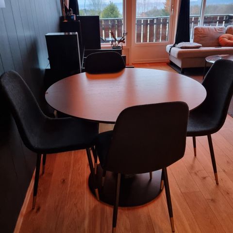 Rundt bord med stoler