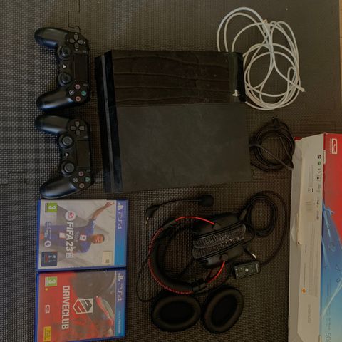 Playstation 4 500GB, 2 Stikker, Hyper X Headset, Fifa 23!