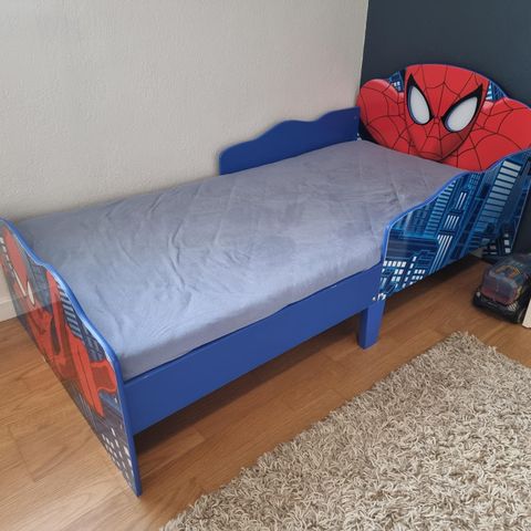 Spidermanseng med madrass (72cm x 141cm)