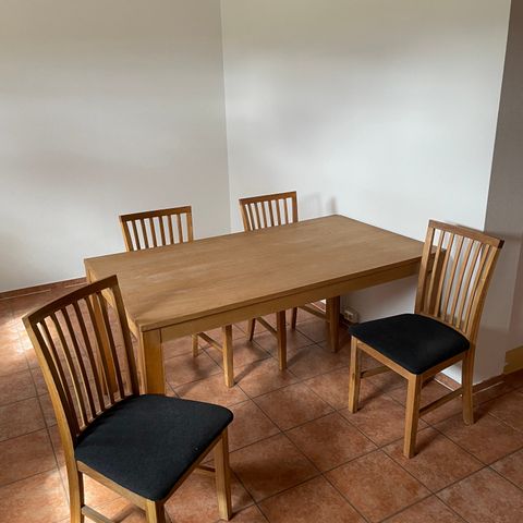 Spisebord i lyst tre og 4 stoler med tøysete