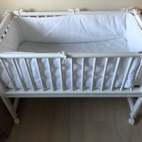 Meget pent brukt bedside crib/ sideseng i hvit tre med sengekant