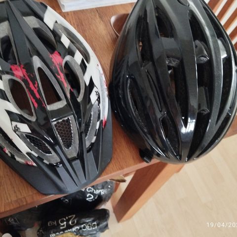 Selger to hjelmer til sykkel