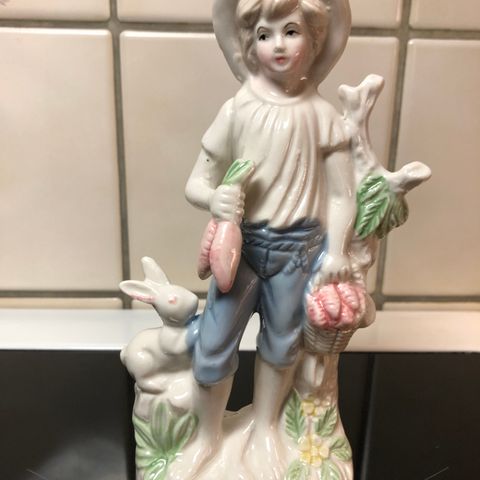 Vintage porselensfigur av gutt med turnips og harepus
