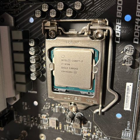 Intel i7-9700 med stock kjøler