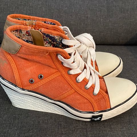 Mustang Sneakers/joggesko med kilehæl str. 37 kr: 150