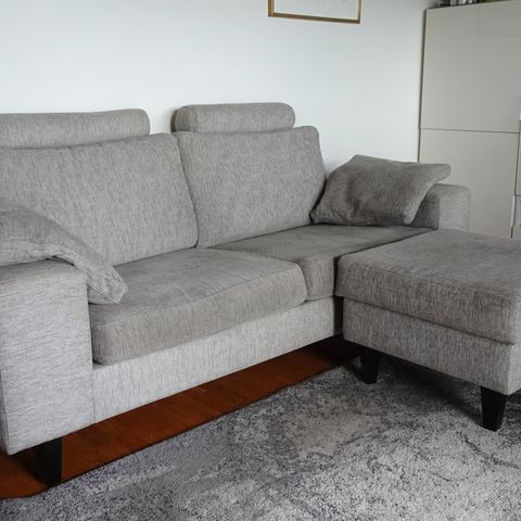 3 seter sofa med matchende skammel