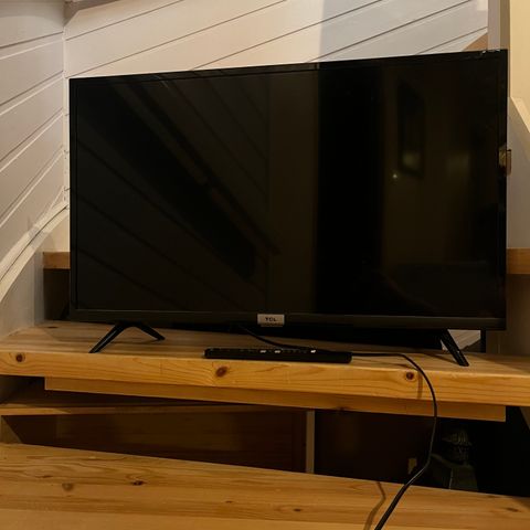 TCL 32" Smart TV og fjernkontroll