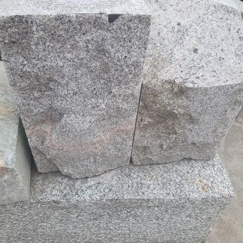 Granit støttemur,  Granitblokka 30 x 30 x 1 Løpemeter