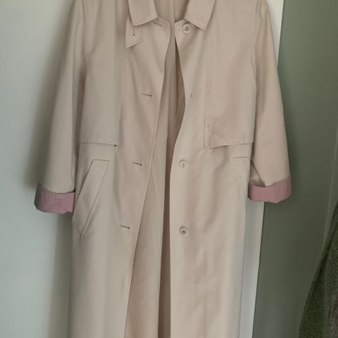 Vintage tysk trenchcoat m/ rosa detaljer