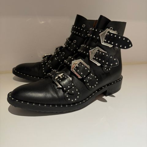 Vakre Givenchy studded  buckled boots str 39