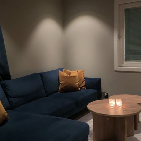 Marineblå fløyel sofa