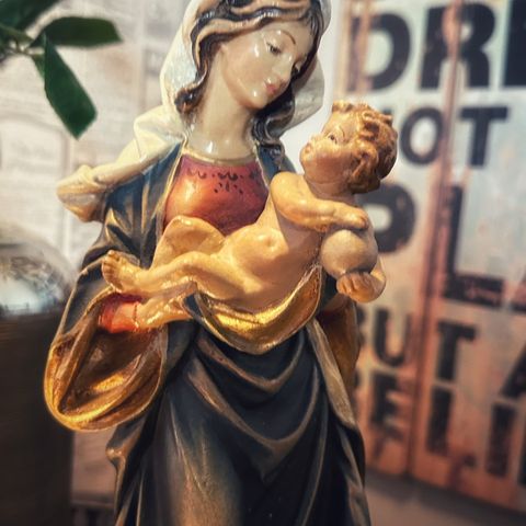 Jomfru Maria m Jesusbarnet trefigur