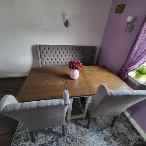 Spisestue med sofa, 2stk stoler og brettbar bord