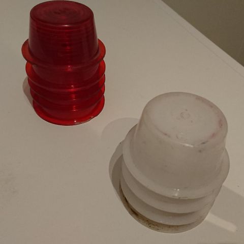 Hvit og rødt glass til markeringslys
