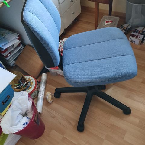 Desk chair with wheels