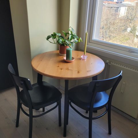 Spisebord og to stoler