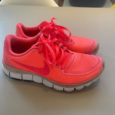 Sneakers Nike Free str 36,5. Brukt 3 ganger.