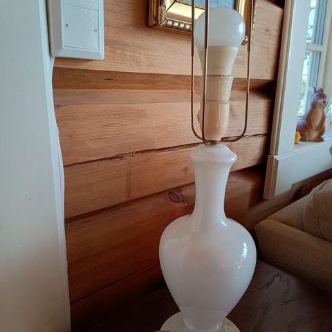 Gammel vakker hvit bordlampe ~art deco stil ~høy og elegant!