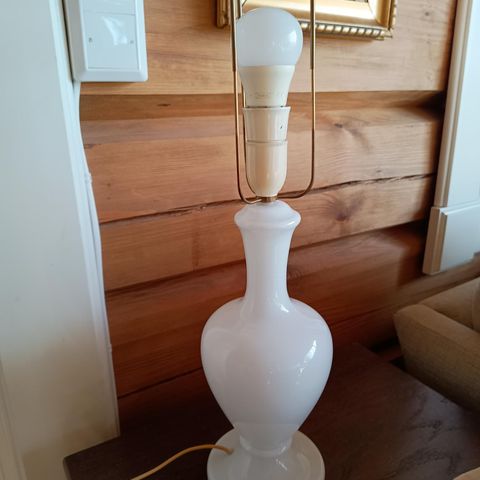 Gammel vakker hvit bordlampe ~art deco stil ~høy og elegant!