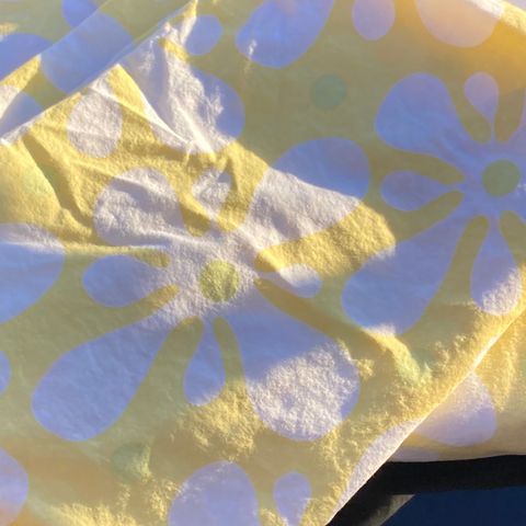 RETRO SOMMER 🌼 sengetøy gult i bunn med apstrakt blomstermønster
