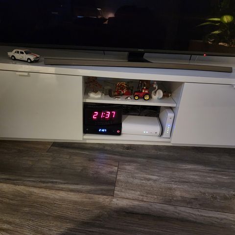 Ikea BYÅS TV-benk selges rimelig.