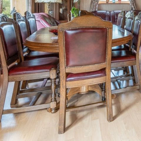 Spisebord med 8 stoler og to ileggsplater