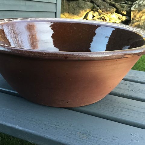 brun keramikk