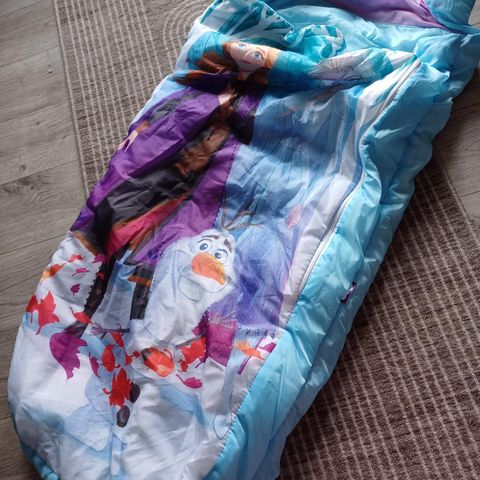 Sovepose med oppblåsbar luftmadrass i posen
